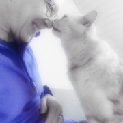 Corinne und Katze küssen sich